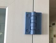 门铰链：采用经过射出成型的PP材料制成，耐腐蚀性好。（蓝色、白色）